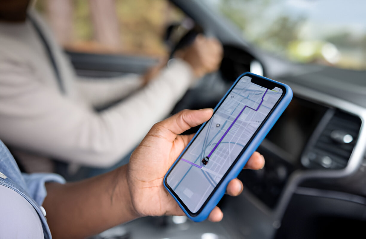 passenger in Qglide taxi tracking the location